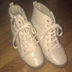 ADORABLE NUDE HEEL BOOTS!